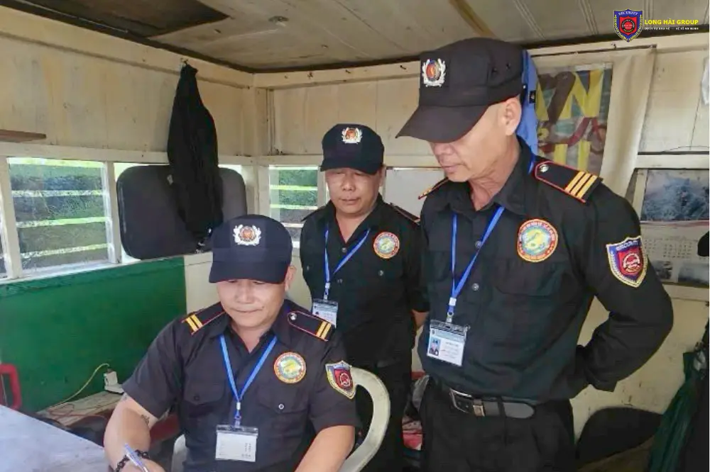 Nhân viên vệ sĩ Long Hải Group nghiêm túc trong ca trực đêm