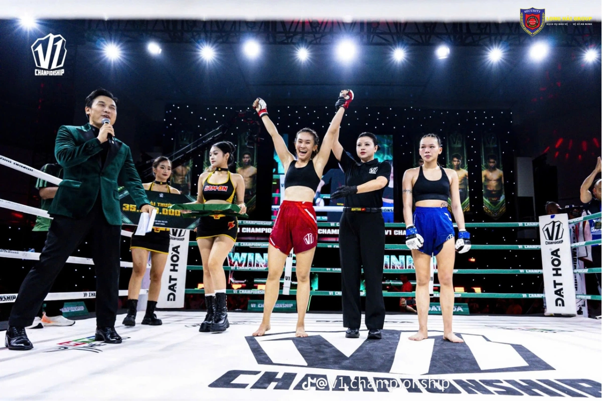 Võ sĩ Hoàng Ngọc Kim Khánh kiên cường thi đấu trên đài V1 Championship